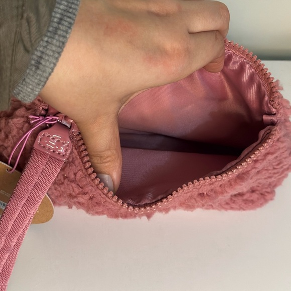 PINK Warm & Cozy Sherpa Fleece Cosmetic Makeup Accessory Storage Bag - Picture 5 of 5